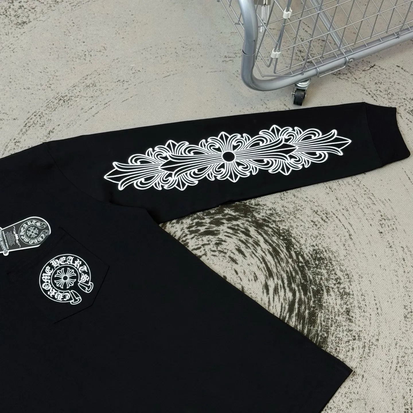 P190 ChromeHearts Miami limited-edition horseshoe long-sleeve, the same style as ChromeHearts counters. Made of 280g pure cotton fabric, 32 count double yarn. Very textured on the handle. Three-dimensional and atmospheric. Versatile and easy to wear in autumn. Simple and elegant. Adopts os version. The upper body effect is great. Suitable for all body types. Soft and comfortable. CH letter offset printing on the front ➕ Horseshoe Sanskrit offset printing on the back. Small markings on the hem. Machine washable. Does not fade or deform. Complete accessories. Original mold opening. Perfectly restored zp 2:1, same style for men and women, versatile and easy to match, size s m l xl color black